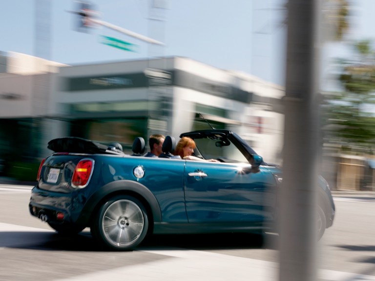 MINI Convertible Sidewalk Edition – blue and black –top down