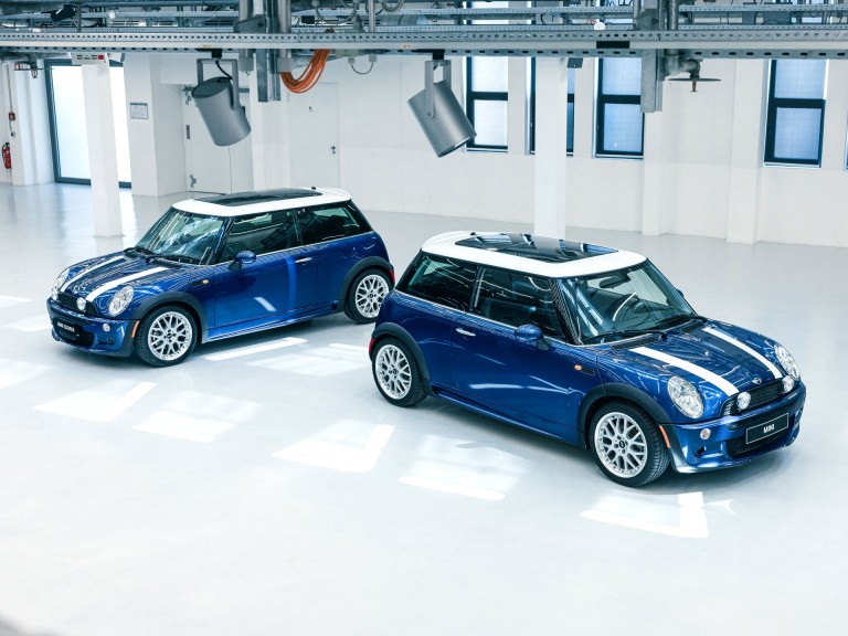 Two MINI Coopers used in the film „The Italian Job” (2003).