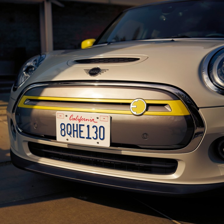 Electric MINI – white and black – front grille  