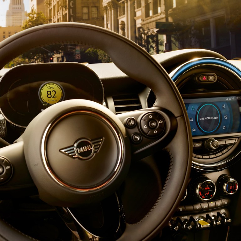 Electric MINI – steering wheel – touchscreen and instruments