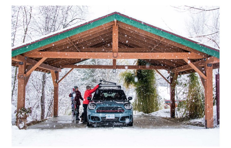 Rough snow-covered tracks need a safe car with all-wheel drive. That’s why Joan and Mike chose a MINI Countryman in Sage Green metallic as their car for shuttling. 