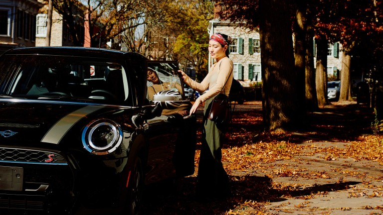  Image of fashion designer Hana Tajima how she gets into a MINI 5-door Cooper S.