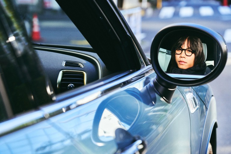 Jun Inagawa's face is reflected in the side mirror.
