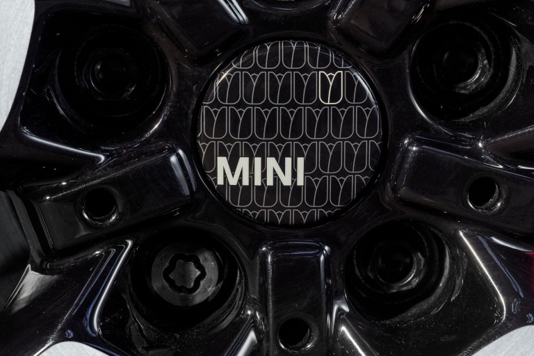 Close-up of the hub cap where the logo of MINI and the charming detail of the tulip symbols are placed.