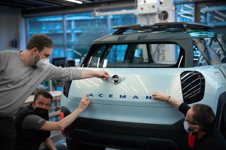The team is putting the finishing touches to the new concept car. The resulting production model will occupy an independent place between the MINI Cooper and the new MINI Countryman. 