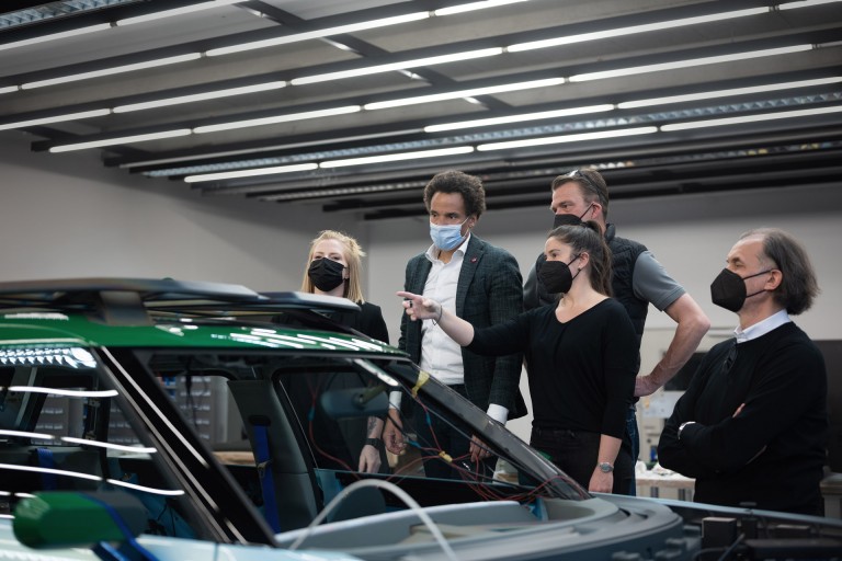 Chief designer Oliver Heilmer talking to some team members. In advance, it was worked out which attributes of the MINI Concept Aceman are particularly strong in character in order to then emphasise them. 